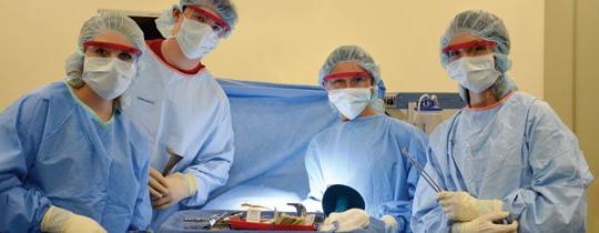学生们在手术室里学习无菌技术.